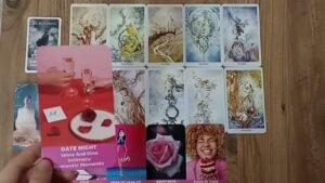 Leia mais sobre o artigo Tam Şu Anda Neler Hissediyor? Tarot