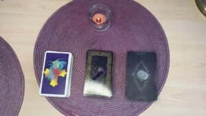 Leia mais sobre o artigo Tarot – Myśli, uczucia i zamiary Twojej Osoby- 3 grypy ♥️🩵🩶
