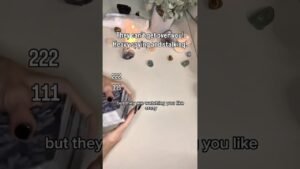 Leia mais sobre o artigo They hurt you, but can’t stop watching 🤣 #tarot  #tarotreading  #shorts ❤️