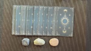 Leia mais sobre o artigo 🎁 ¿Qué está por llegar a mi vida? – Tarot interactivo 💝