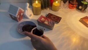 Leia mais sobre o artigo SENİN RESİMLERİNE BAKIYOR DAHA FAZLA DAYANAMAZ ❤️❤️ GENEL KAHVE TAROT FALI #tarot #kahvefalı