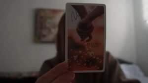 Leia mais sobre o artigo CE SE PREGATESTE IN SPATELE TAU??? TAROT FARA FILTRU