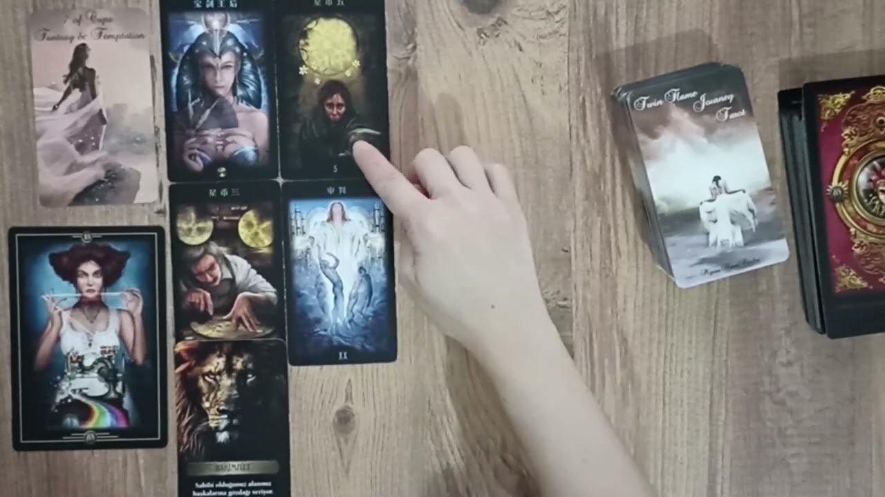 No momento, você está visualizando Seninle İlgili Akıldan Yürekten Geçenleri Tarot