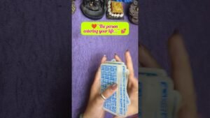 Leia mais sobre o artigo singles 💫who entering your life ✨ timeless reading🌟 hindi tarot reading 🔮#tarot #shorts #hinditarot