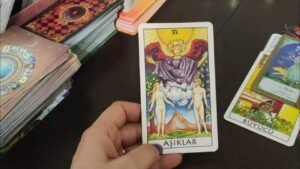 Leia mais sobre o artigo TAM ŞUANDA AKLINIZDAKİ KİŞİ SENİNLE İLGİLİ NE HİSSEDİYOR? NE KARAR ALDI? #tarot