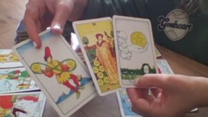 Leia mais sobre o artigo Aklımızdaki Kişinin Hayatında Büyük Değişimler Olacak – İlahi Adalet Tarot