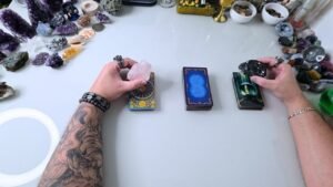 Leia mais sobre o artigo Ele(a) Vai me Procurar Tarot? Vai me Mandar Mensagem? Como Pretende Agir?