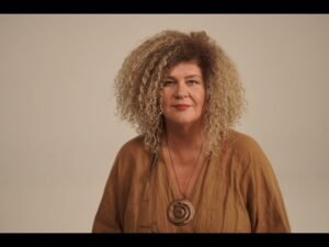 Leia mais sobre o artigo A béke létrejöttének a megsegítése a Tarot kártya szimbólumai által 7.rész – Soma Mamagésával