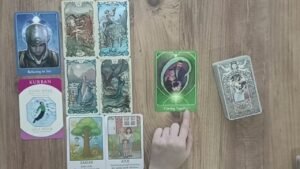 Leia mais sobre o artigo Tam Şu Anda Neler Hissediyor? Tarot