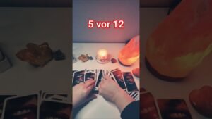 Leia mais sobre o artigo JEMAND macht sich auf den Weg zu dir 🌸#tarot #orakel #spiritualität #liebe