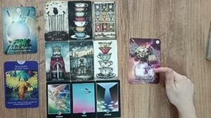 Leia mais sobre o artigo Tam Şu Anda Neler Hissediyor? Tarot