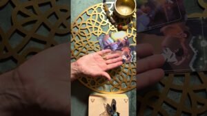 Leia mais sobre o artigo KTO IDZIE DO CIEBIE W MIŁOŚCI ❤️ #shortsvideo #shortsviral #shortvideo #tarot #wróżba #tarotreading