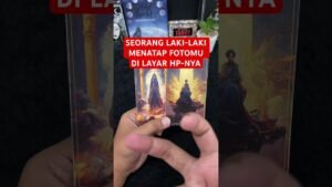 Leia mais sobre o artigo SEORANG LAKI-LAKI MENATAP FOTOMU DI LAYAR HP-NYA #tarot #tarotreading
