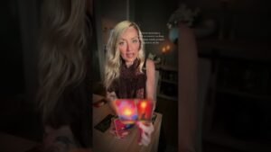 Leia mais sobre o artigo Someone is swallowing their pride.collective love tarot reading