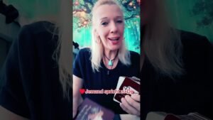 Leia mais sobre o artigo ♥️ Jemand spricht zu Dir #tarot #orakelheute #liebe #orakelkaarten #tarotreading