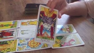 Leia mais sobre o artigo Aklımızdaki Kişi Üçüncü Kişileri Yarıp Geçecek – İlahi Adalet Tarot