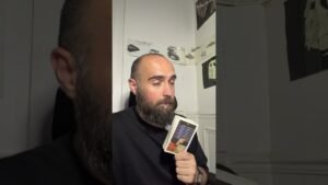 Leia mais sobre o artigo La peur qui le réveille à 3h — il ne l’avouera jamais  #tarot #oracleamour #taro