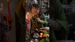 Leia mais sobre o artigo Spell Caster🪶#spellcaster #tarot #tarotreading#aghori #manikarnikaghat #viral #trending #shortvideo