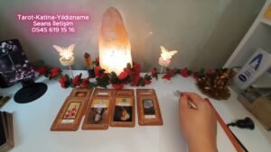 Leia mais sobre o artigo 🔮 İLK KEZ! Katina Bu Kadar Net Konuştu! Sana Söyleyemediği Her Şey Kartlarda!