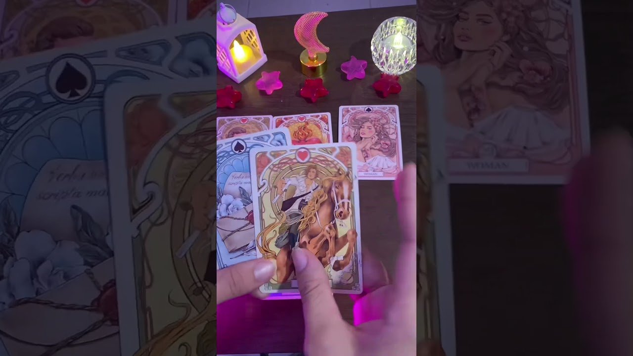 No momento, você está visualizando Alguém vem falando de você por aí ❤️ #tarot #baralho #amor