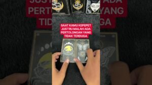 Leia mais sobre o artigo SAAT KAMU KEPEPET JUSTRU MALAH ADA PERTOLONGAN YANG TIDAK TERDUGA #tarot #tarotreading